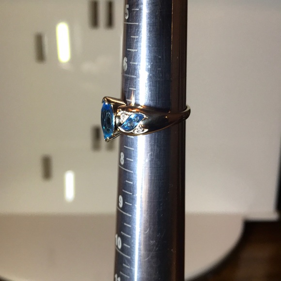 Beautiful 10k blue topaz and diamond ring - Picture 3 of 11